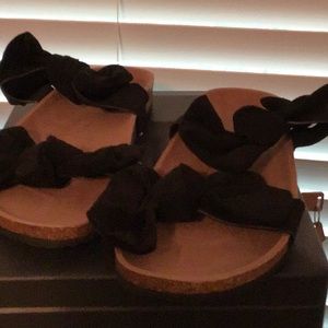 Black bowed sandal